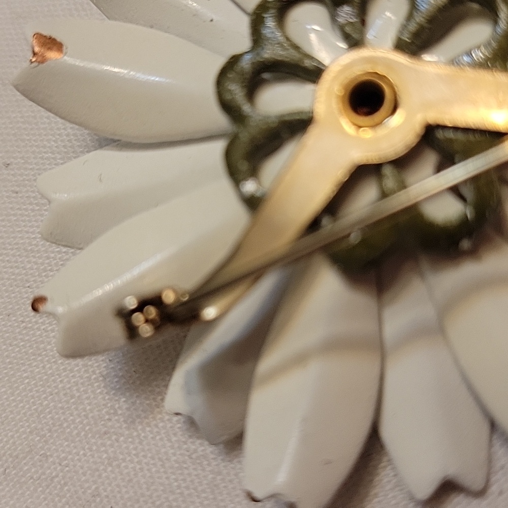 Vintage Metal Flower Brooch - Picture 7 of 7